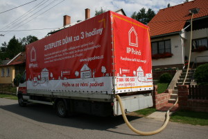 Auto, z kterého je izolace Magmarelax poháněna do domu