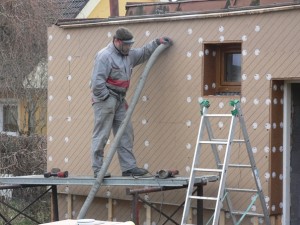 Aplikace foukané celulózové izolace do izolačního prostoru kapsy